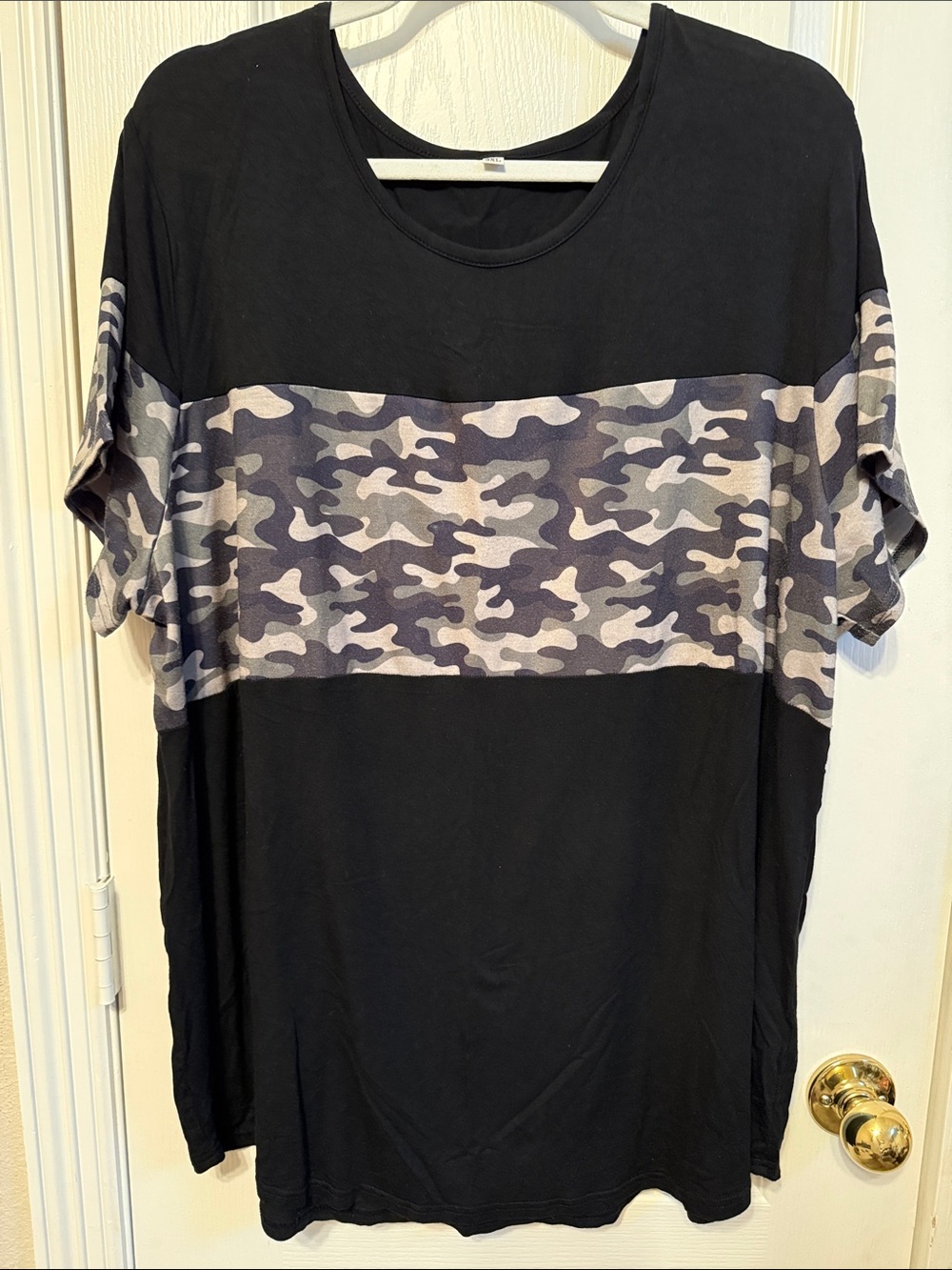 Women’s Black Short-Sleeve Tee with Gray Camouflage Band